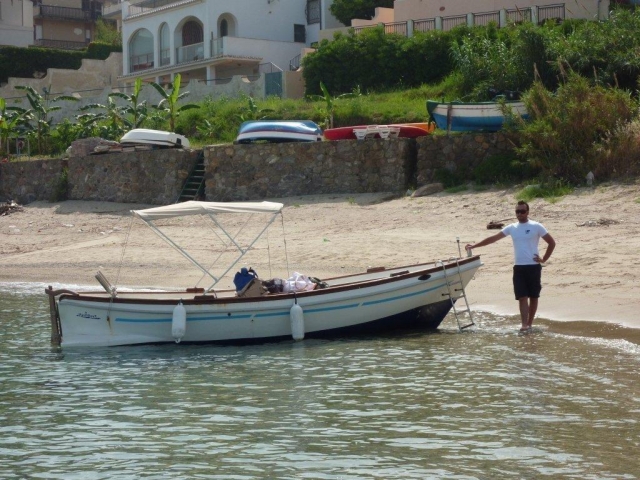  Le gozzo de pêche débarquant sur la plage 